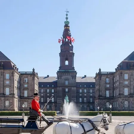 The Heart Of Copenhagen-queen's Neighbor