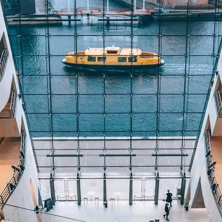 The Heart Of Copenhagen-queen's Neighbor