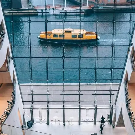 The Heart Of Copenhagen-queen's Neighbor
