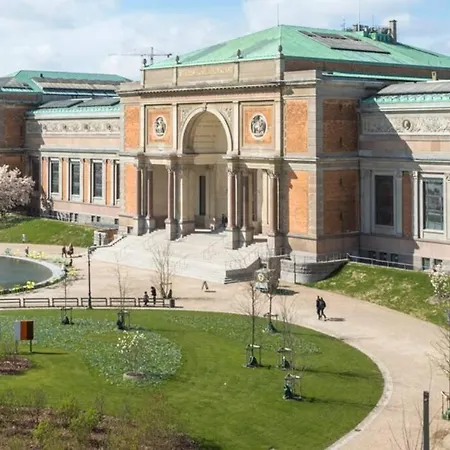 The Heart Of Copenhagen-queen's Neighbor Kopenhaga